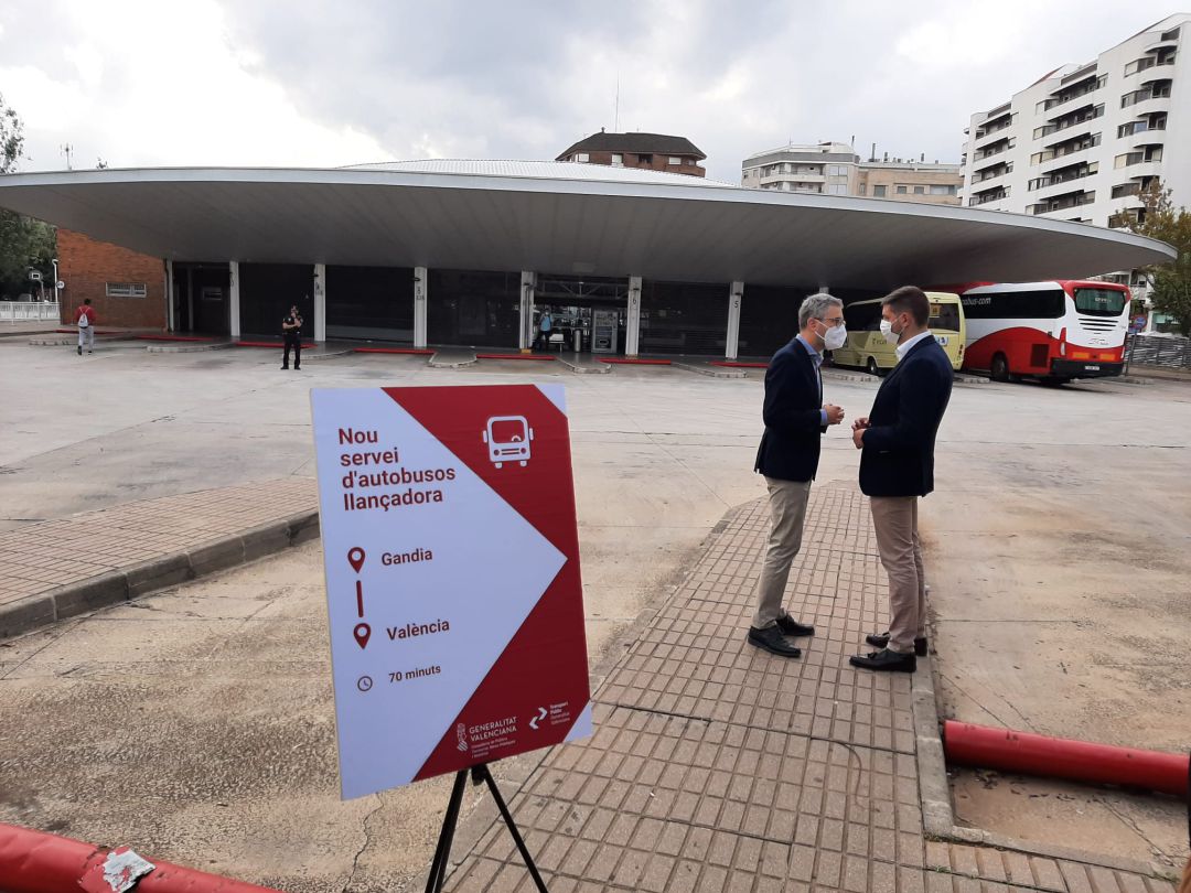 Arcadi España y José Manuel Prieto, presentan el nuevo servicio de autobús a València Arcadi España y José Manuel Prieto, presentan el nuevo servicio de autobús a València