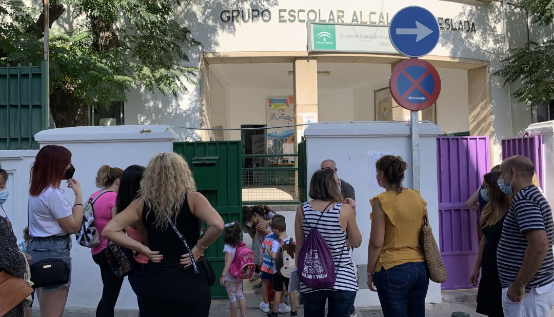 Acceso al Colegio 'Alcalá Venceslada' de la capital. Acceso al Colegio 'Alcalá Venceslada' de la capital.