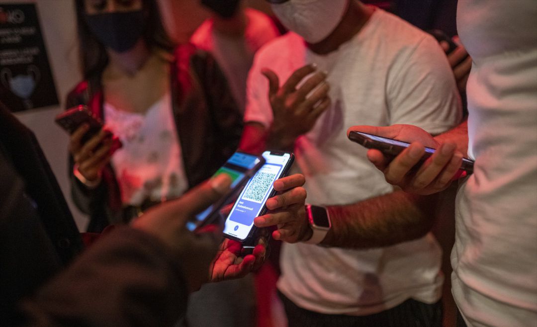 Una persona muestra un código QR para entrar a un local de ocio nocturno. Una persona muestra un código QR para entrar a un local de ocio nocturno.