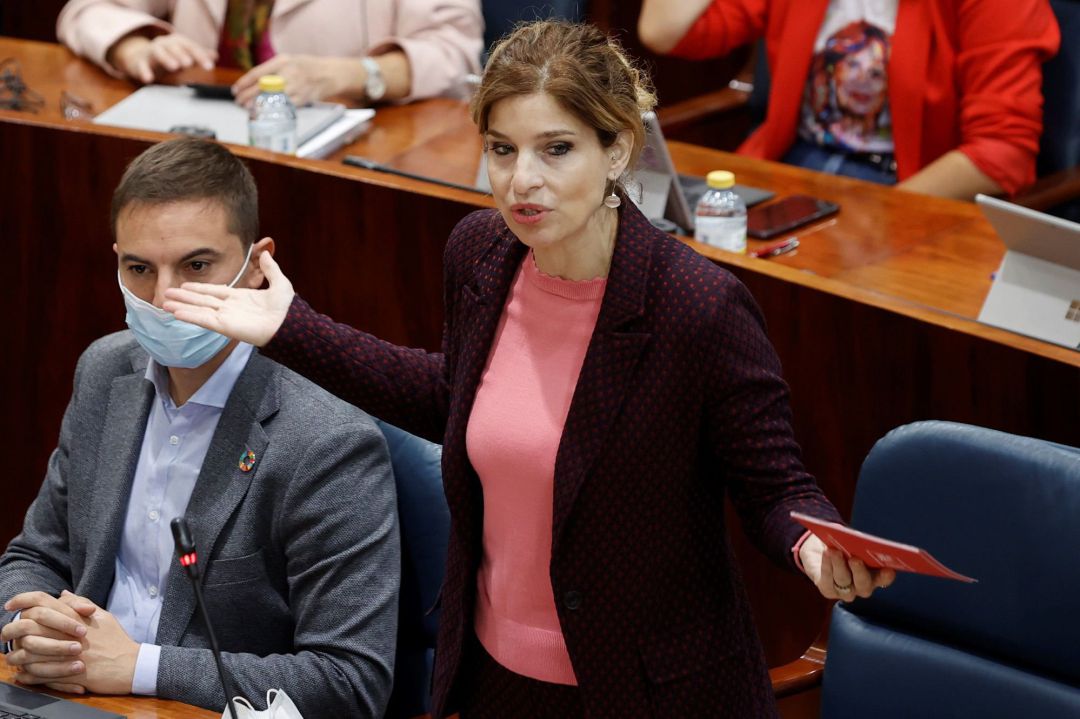 La portavoz del PSOE madrileño, Hana Jalloul (d), junto a Juan Lobato, nuevo secretario general del PSOE-M (i), durante el pleno de la Asamblea de la Comunidad de Madrid el pasado jueves. La portavoz del PSOE madrileño, Hana Jalloul (d), junto a Juan Lobato, nuevo secretario general del PSOE-M (i), durante el pleno de la Asamblea de la Comunidad de Madrid el pasado jueves.