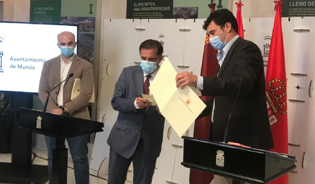 El alcalde de Murcia, José Antonio Serrano y el portavoz de Podemos, Ginés Ruiz Maciá, intercambian los documentos del acuerdo firmados este martes bajo la mirada del concejal de Gestión Económica, Enrique Lorca El alcalde de Murcia, José Antonio Serrano y el portavoz de Podemos, Ginés Ruiz Maciá, intercambian los documentos del acuerdo firmados este martes bajo la mirada del concejal de Gestión Económica, Enrique Lorca