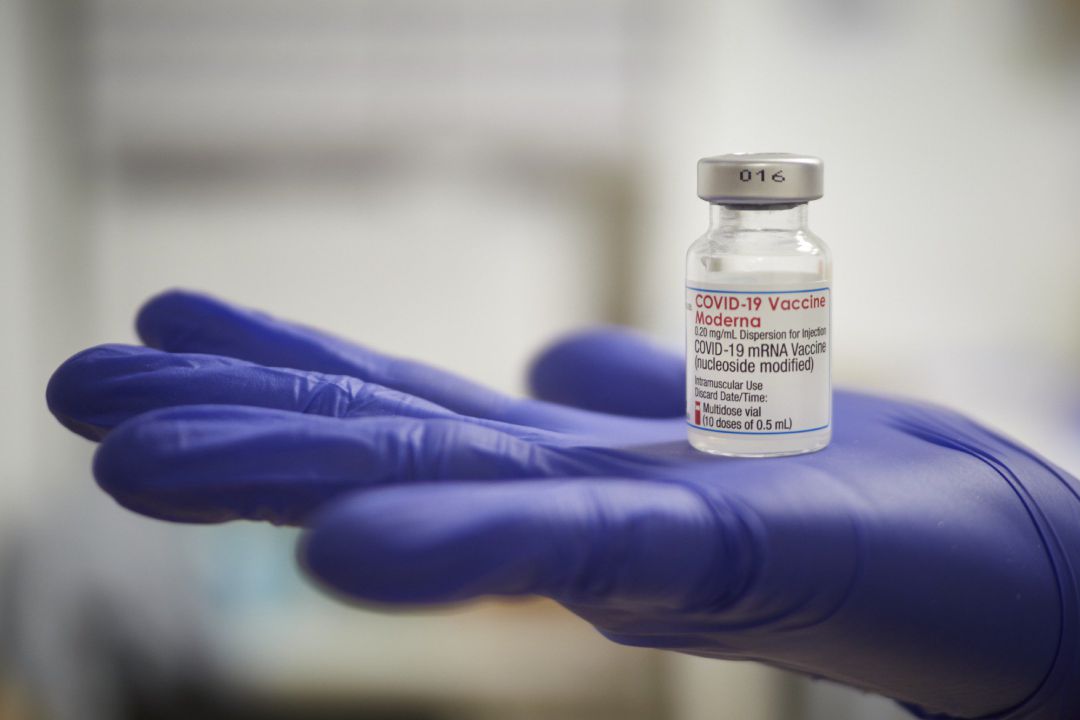 Una profesional sanitaria sostiene un vial de la vacuna de Moderna contra la Covid-19. Una profesional sanitaria sostiene un vial de la vacuna de Moderna contra la Covid-19.