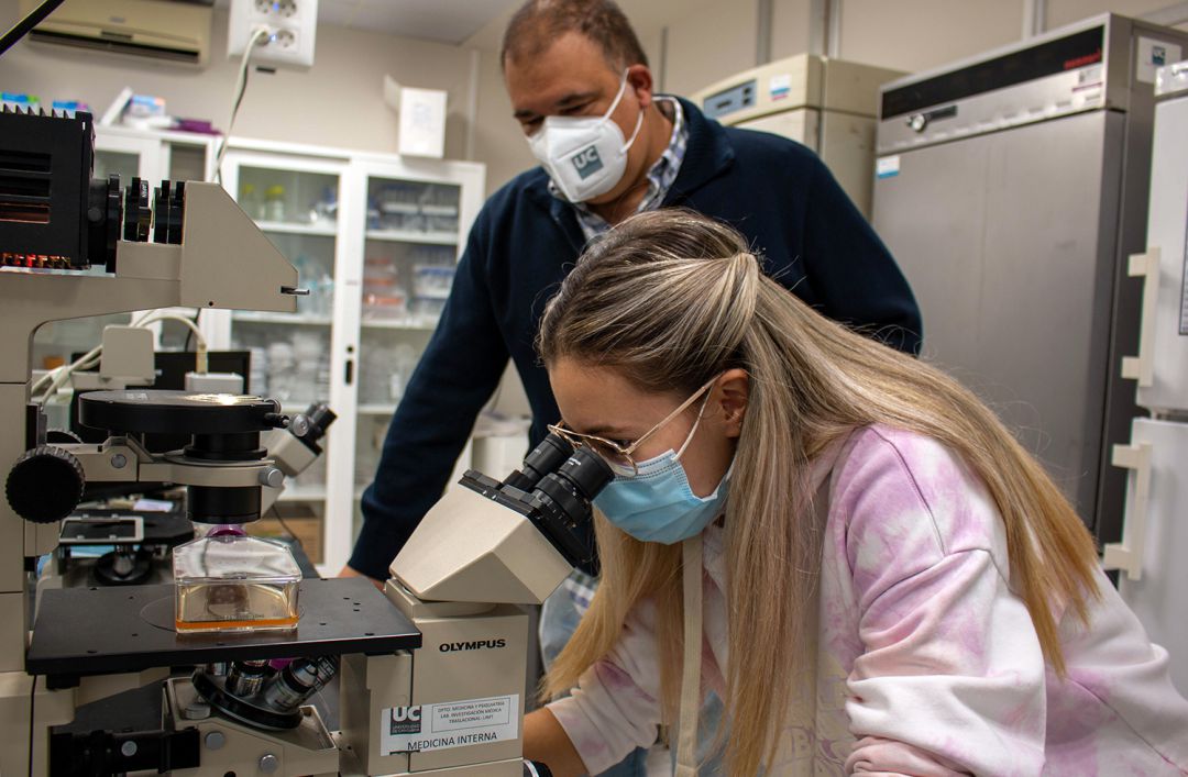 José Pedro Vaqué, en su laboratorio de la Facultad de Medicina, junto a la investigadora de su equipo María Merino.
José Pedro Vaqué, en su laboratorio de la Facultad de Medicina, junto a la investigadora de su equipo María Merino.
