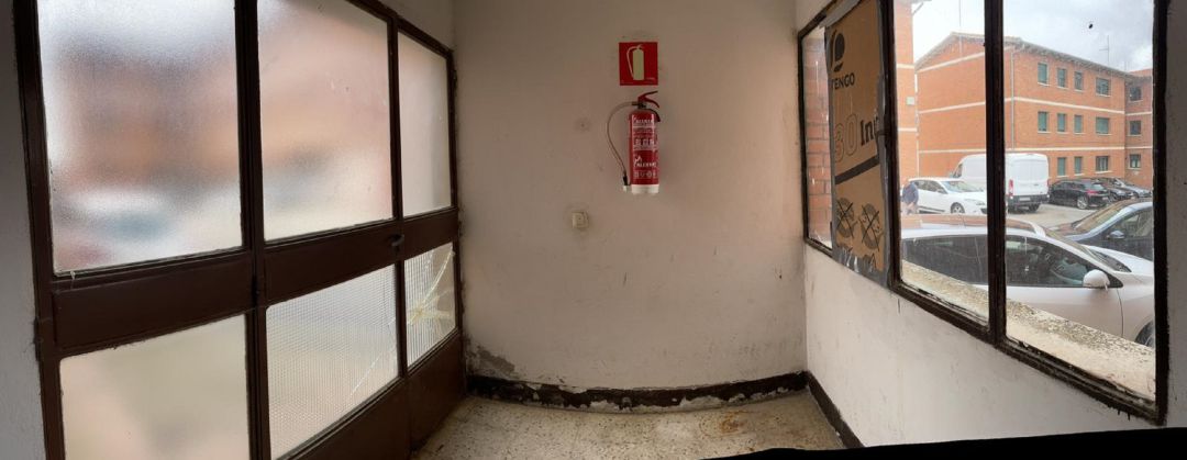 Situación del cuartel de Boceguillas, donde se han tenido que poner cartones porque los cristales de las zonas comunes están rotos. Situación del cuartel de Boceguillas, donde se han tenido que poner cartones porque los cristales de las zonas comunes están rotos.