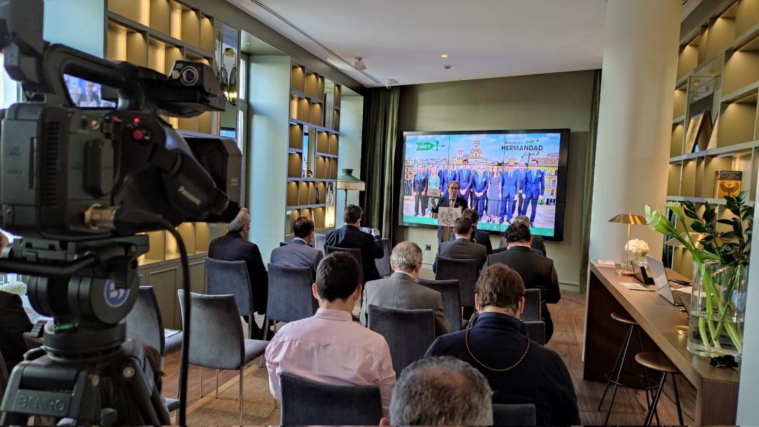 Fernández Cabrero se dirige a la prensa en la presentación de su candidatura a hermano mayor de La Macarena Fernández Cabrero se dirige a la prensa en la presentación de su candidatura a hermano mayor de La Macarena