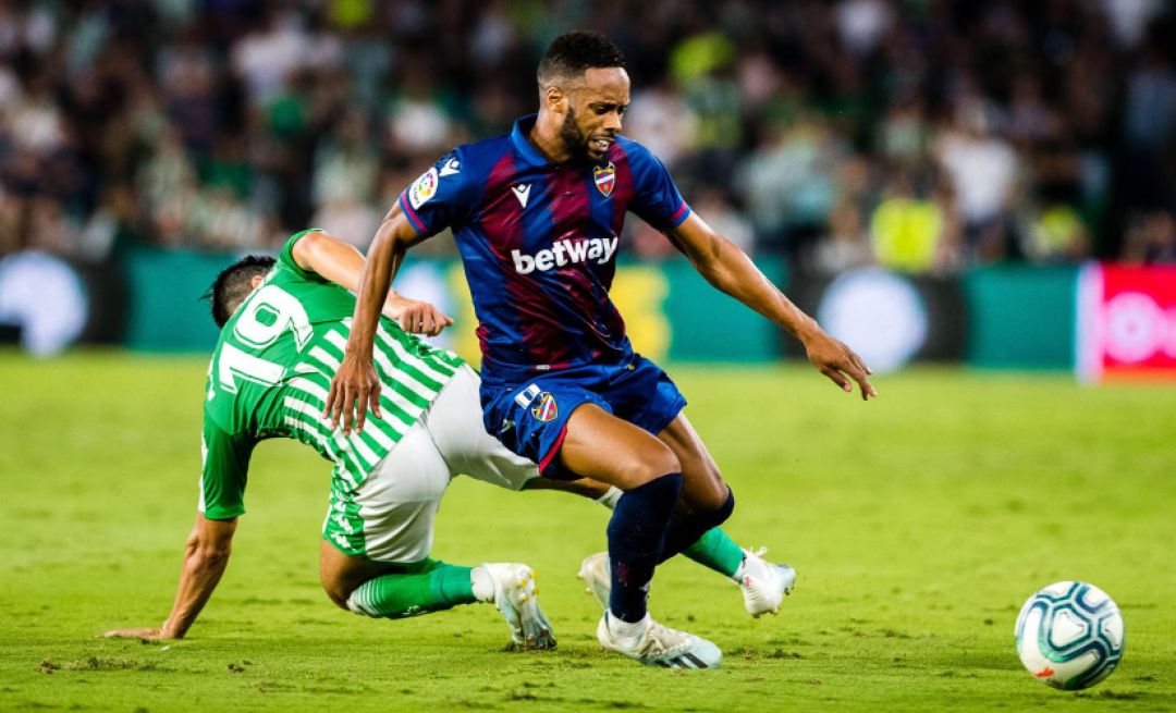 Hernani ante el Betis Hernani ante el Betis