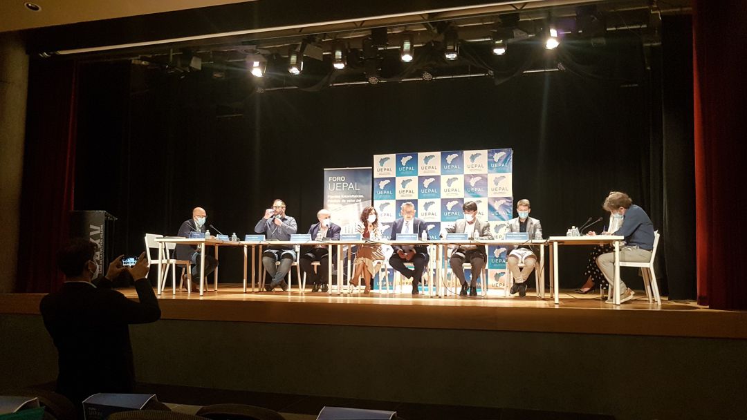 Momento de la primera mesa redonda Momento de la primera mesa redonda