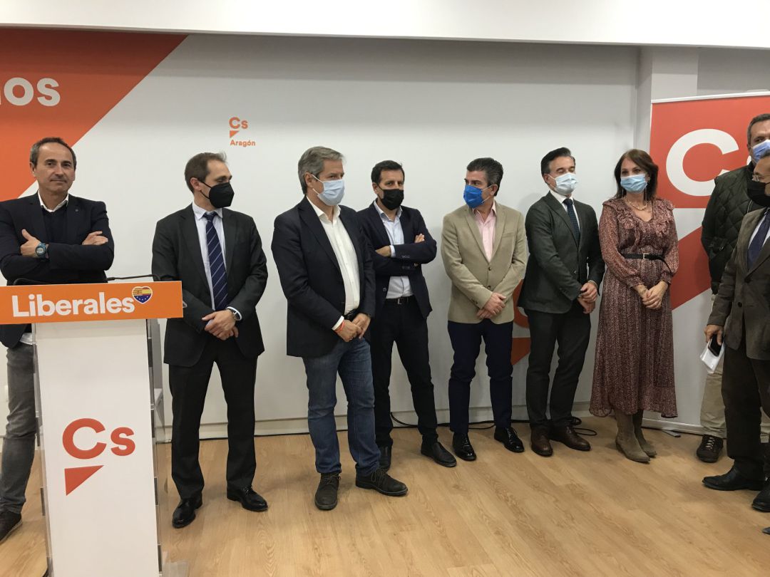 El líder de Ciudadanos (Cs) en Aragón, Daniel Pérez Calvo, tercero por la izquierda,después de la junta directiva y antes reunirse el comité autonomico El líder de Ciudadanos (Cs) en Aragón, Daniel Pérez Calvo, tercero por la izquierda,después de la junta directiva y antes reunirse el comité autonomico