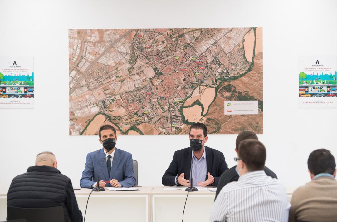 Javier Rodríguez Palacios, alcalde de Alcalá de Henares; Alberto Blázquez, concejal de Movilidad; en la presentación del Plan Municipal de aparcamientos para residentes. Javier Rodríguez Palacios, alcalde de Alcalá de Henares; Alberto Blázquez, concejal de Movilidad; en la presentación del Plan Municipal de aparcamientos para residentes.