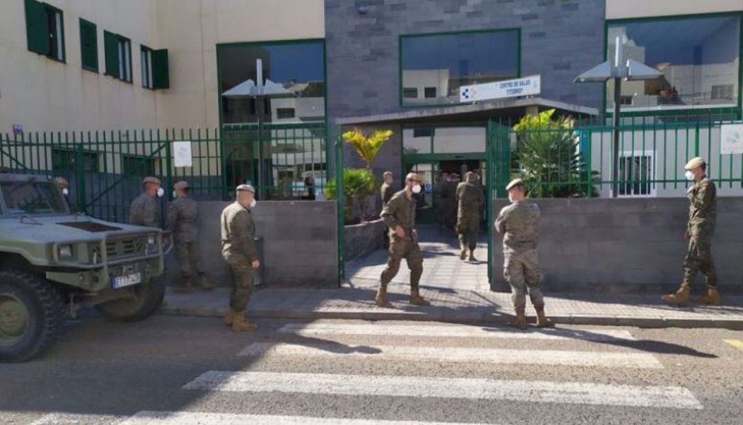 Miembros de la UME en la entrada del Centro de Salud de Titerroy con el contenedor de pretriaje dentro. Miembros de la UME en la entrada del Centro de Salud de Titerroy con el contenedor de pretriaje dentro.