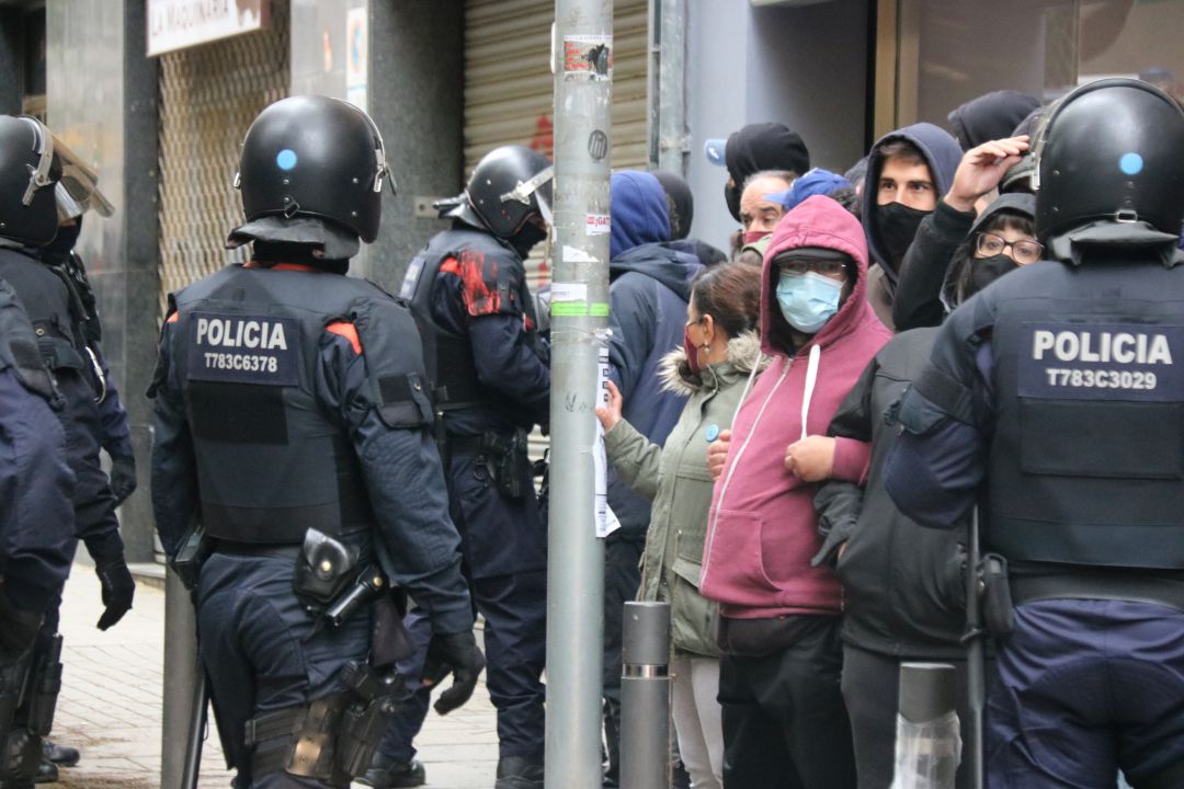 Agents dels Mossos i activistes durant el desnonament d'una dona a Sant Andreu Agents dels Mossos i activistes durant el desnonament d'una dona a Sant Andreu