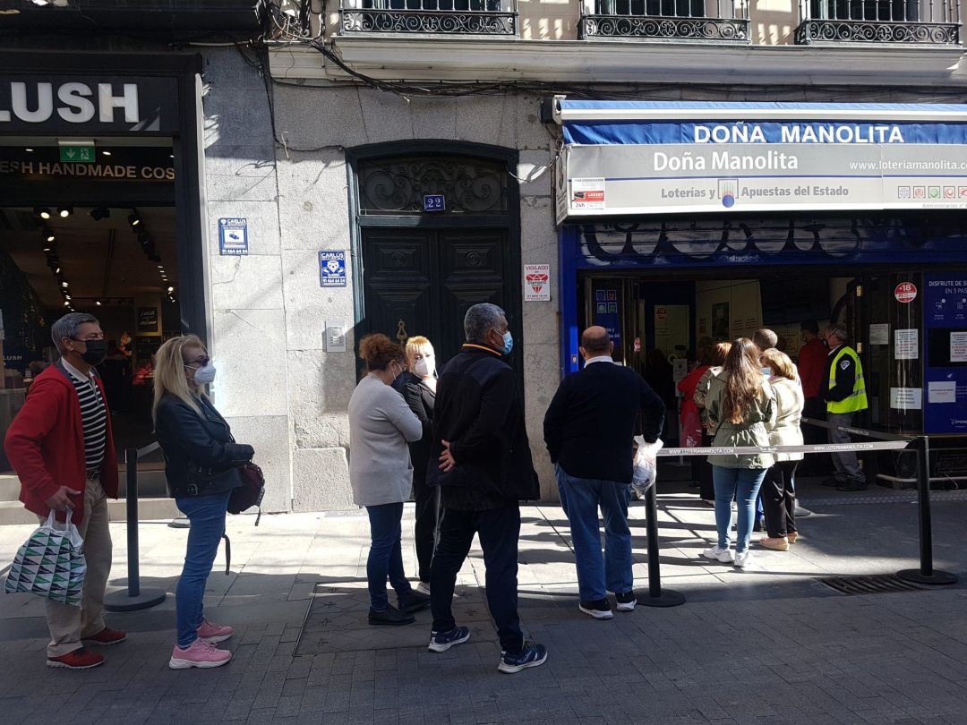 Colas para adquirir un décimo en Doña Manolita (Madrid). Colas para adquirir un décimo en Doña Manolita (Madrid).