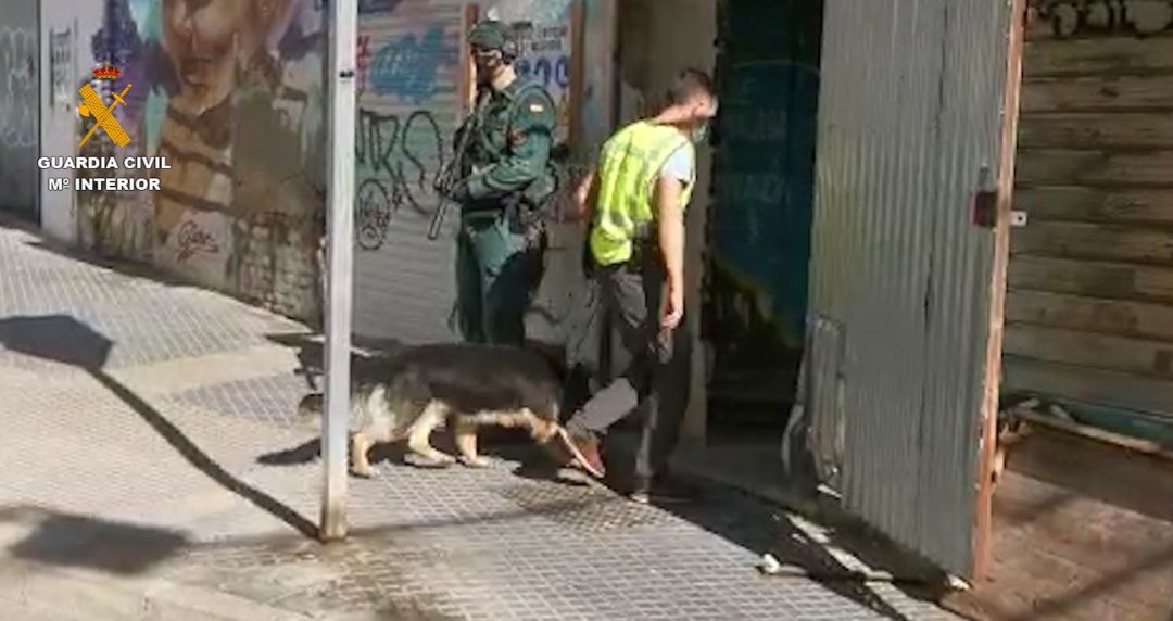 Detenida una persona radicalizada que realizaba actividad proyihadista en redes sociales. Detenida una persona radicalizada que realizaba actividad proyihadista en redes sociales.