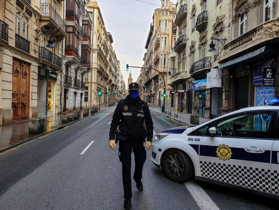 Un policía durante el estado de alarma. Un policía durante el estado de alarma.
