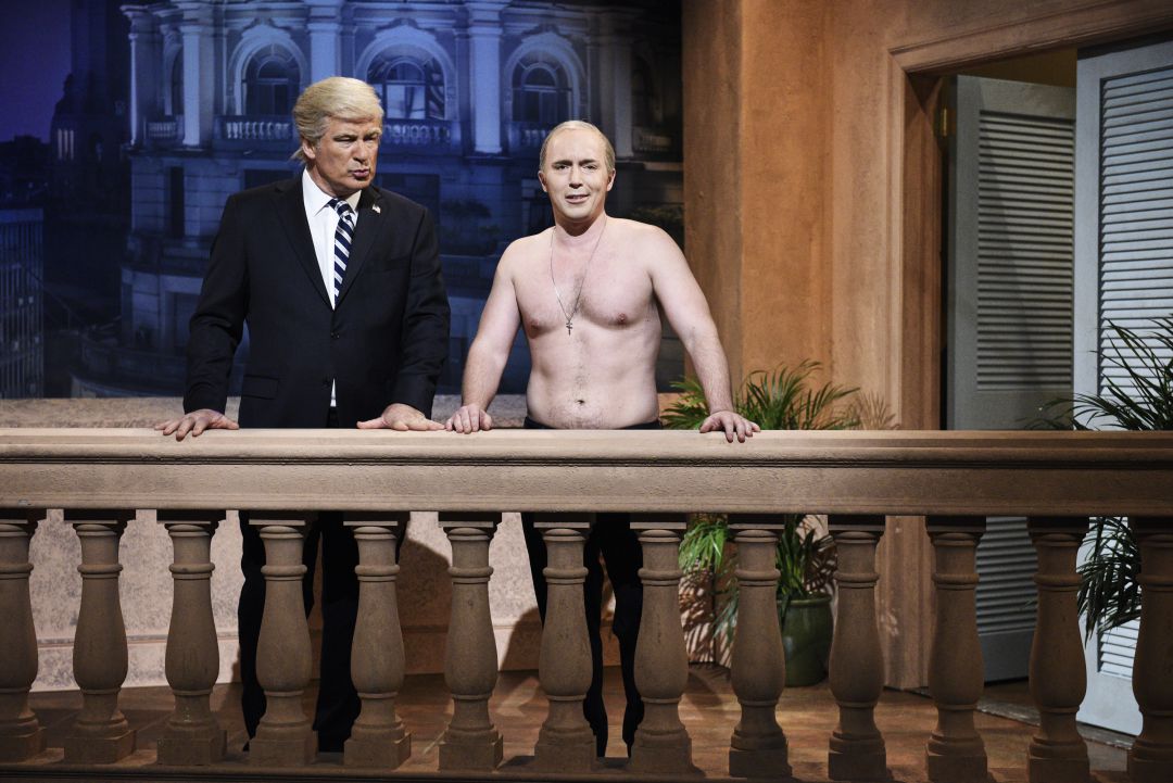 Alec Baldwin, caracterizado como Donald Trump, junto a Beck Bennett en el papel de Vladimir Putin, en el programa 'Saturday Night Live'. Alec Baldwin, caracterizado como Donald Trump, junto a Beck Bennett en el papel de Vladimir Putin, en el programa 'Saturday Night Live'.