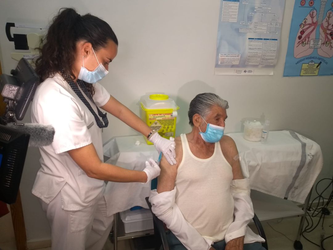 Antonio, de 79 años, ha sido el primer citado para vacunarse en el centro de salud de Lo Morant de ambas vacunas, la de la gripe y la tercera dosis anti-COVID-19. Antonio, de 79 años, ha sido el primer citado para vacunarse en el centro de salud de Lo Morant de ambas vacunas, la de la gripe y la tercera dosis anti-COVID-19.
