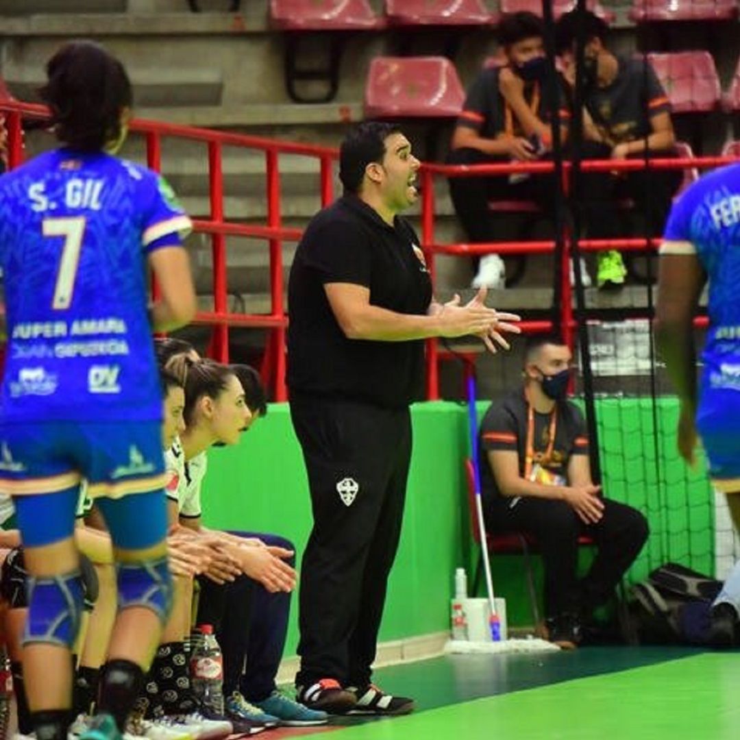 Joaquín Rocamora dirigiendo a su equipo en un partido de Liga Joaquín Rocamora dirigiendo a su equipo en un partido de Liga