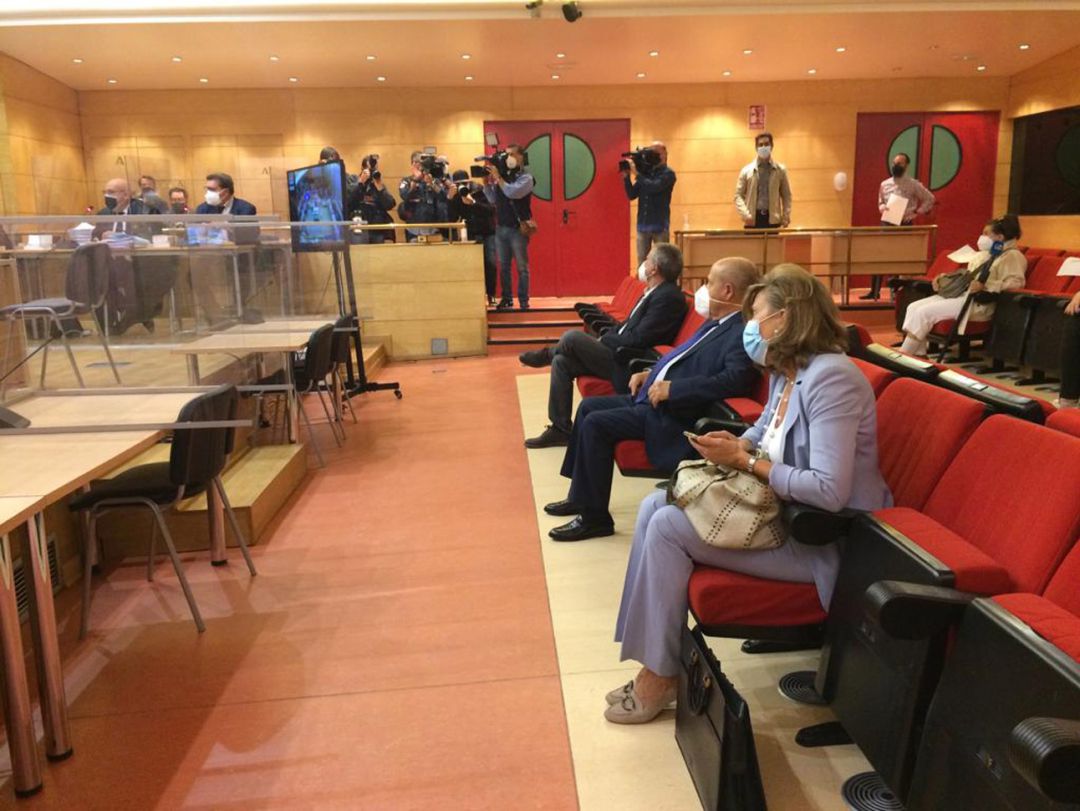 Vista oral del 'caso Obispo Hurtado' con José Torres Hurtado e Isabel Nieto, en primer término, en el banquillo. Han sido absueltos Vista oral del 'caso Obispo Hurtado' con José Torres Hurtado e Isabel Nieto, en primer término, en el banquillo. Han sido absueltos