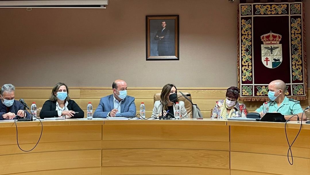 La subdelegada del gobierno, Catalina Madueño, y el alcalde de Pozo Alcón, Iván Cruz (ambos en el centro) durante la reunión de la Junta Local de Seguridad. La subdelegada del gobierno, Catalina Madueño, y el alcalde de Pozo Alcón, Iván Cruz (ambos en el centro) durante la reunión de la Junta Local de Seguridad.