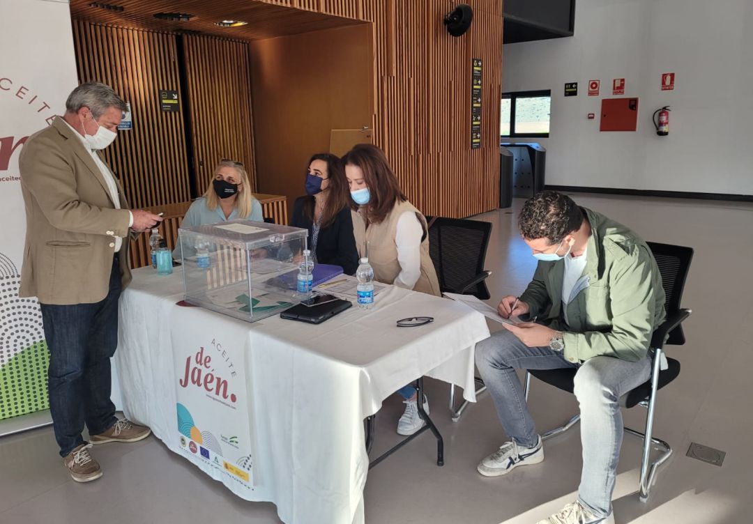 La Indicación Geográfica Protegida ha celebrado elecciones para elegir a estos doce representantes de las vocalías que integran su Consejo Regulador, votación que se desarrolló en el Museo Terra Oleum La Indicación Geográfica Protegida ha celebrado elecciones para elegir a estos doce representantes de las vocalías que integran su Consejo Regulador, votación que se desarrolló en el Museo Terra Oleum