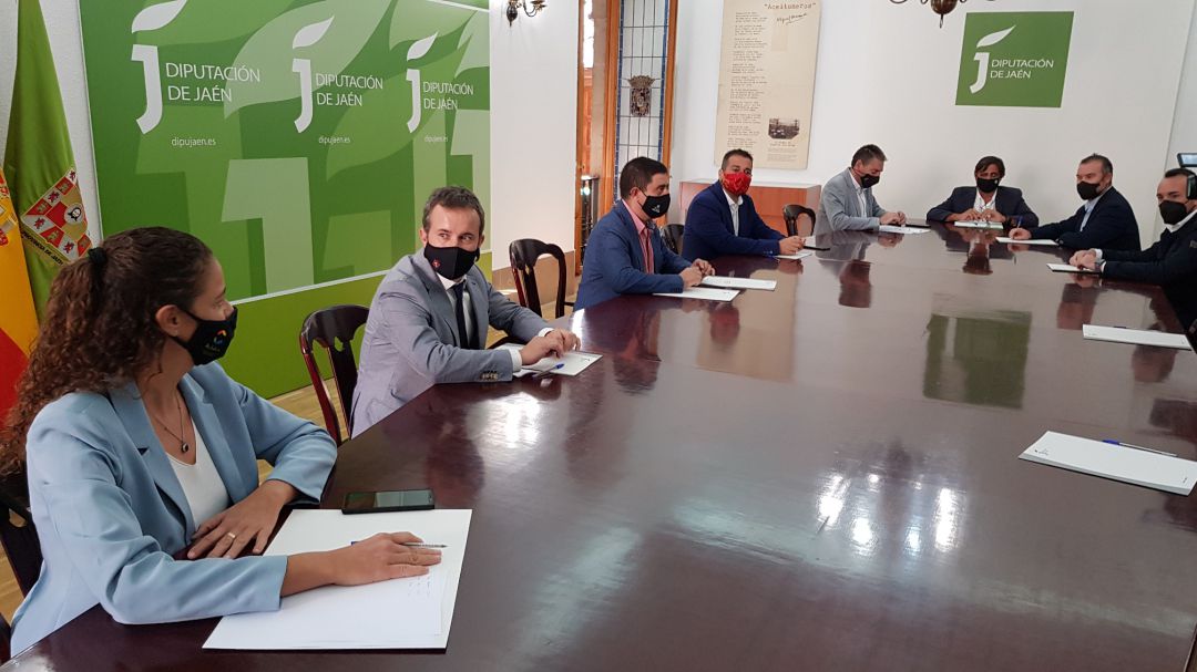 El alcalde de Jaén, Julio Millán, y el presidente de la Diputación, Francisco Reyes (segundo y tercero por la izquierda), minutos antes de la reunión. El alcalde de Jaén, Julio Millán, y el presidente de la Diputación, Francisco Reyes (segundo y tercero por la izquierda), minutos antes de la reunión.