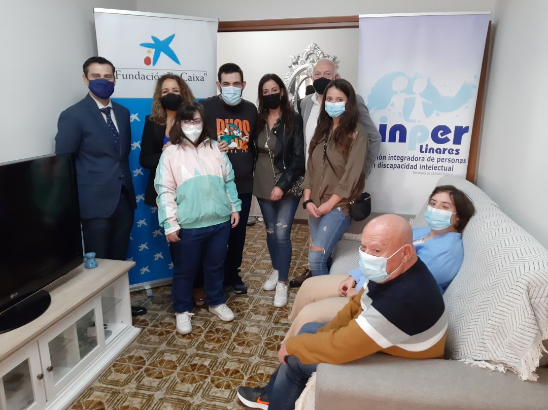 Usuarios de Ainper estrenan vivienda tutelada, con presencia de representantes de Caixa Bank y la asociación a la que pertenecen. Usuarios de Ainper estrenan vivienda tutelada, con presencia de representantes de Caixa Bank y la asociación a la que pertenecen.