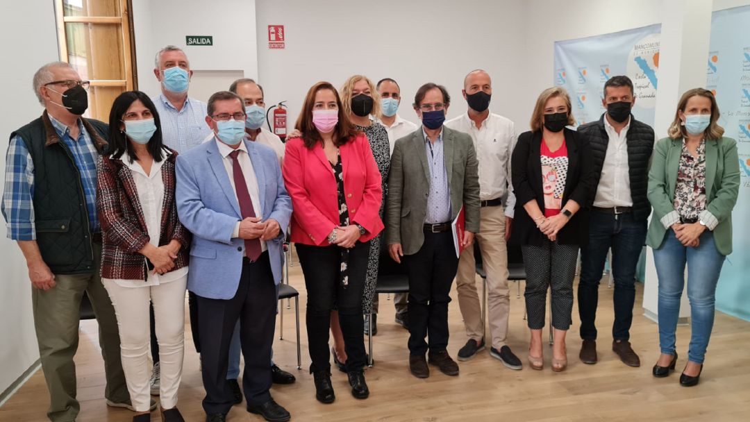 MIembros de la Plataforma por las infraestructuras junto a la subdelegada del gobierno, Inmaculada López Calahorro y el presidente de la Diputación, José Entrena MIembros de la Plataforma por las infraestructuras junto a la subdelegada del gobierno, Inmaculada López Calahorro y el presidente de la Diputación, José Entrena