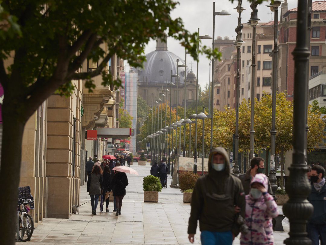 Transeúntes pasean por una calle de Pamplona protegidos con mascarillas Transeúntes pasean por una calle de Pamplona protegidos con mascarillas