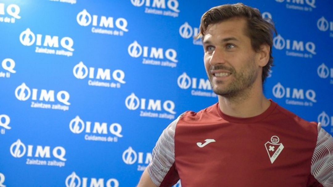 Fernando Llorente posa con la camiseta de entrenamiento del Eibar en el reconocimiento médico Fernando Llorente posa con la camiseta de entrenamiento del Eibar en el reconocimiento médico