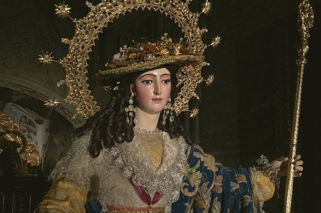 La Pastora de Triana ya está sobre su paso procesional La Pastora de Triana ya está sobre su paso procesional