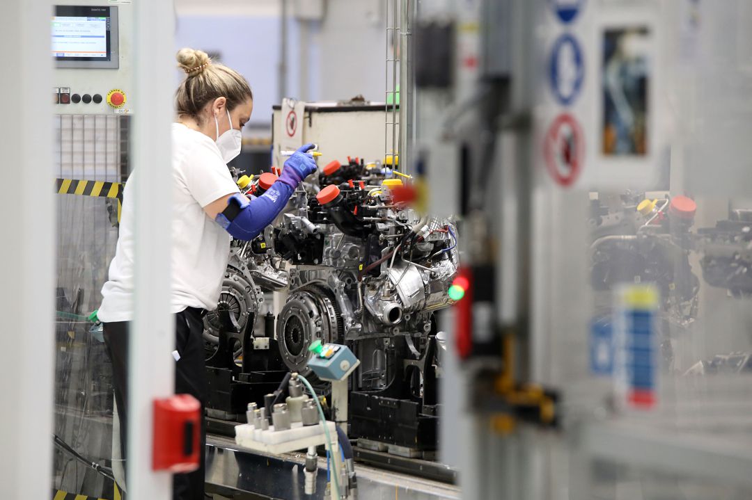 Trabajadora de Renault en la factoría de Motores Trabajadora de Renault en la factoría de Motores