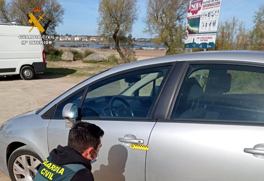 Los detenidos forzaban las puertas de los vehículos. Los detenidos forzaban las puertas de los vehículos.