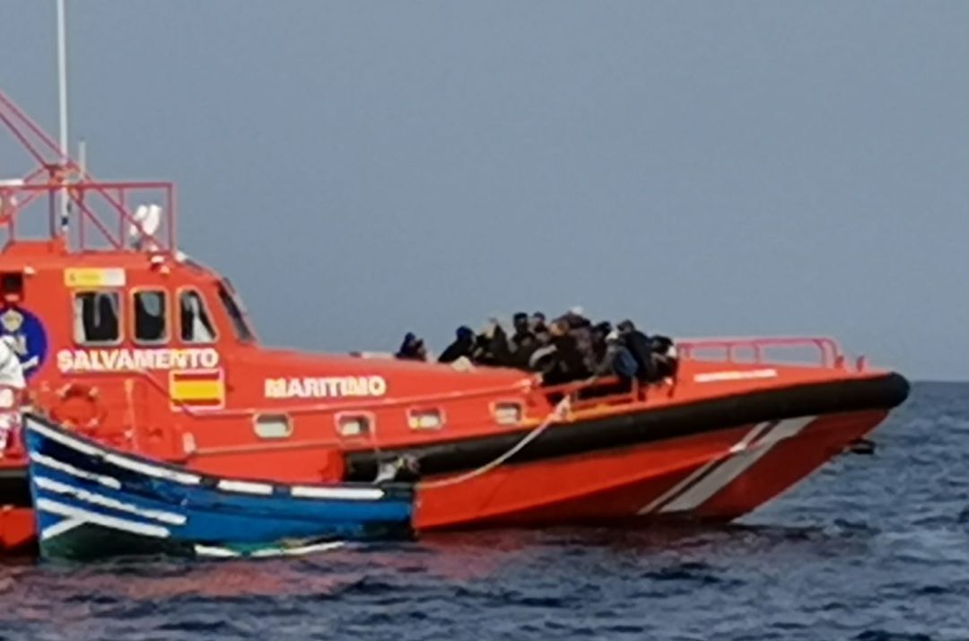 Embarcación de Salvamento Marítimo rescatando a los ocupantes de una patera cerca de Lanzarote. Embarcación de Salvamento Marítimo rescatando a los ocupantes de una patera cerca de Lanzarote.