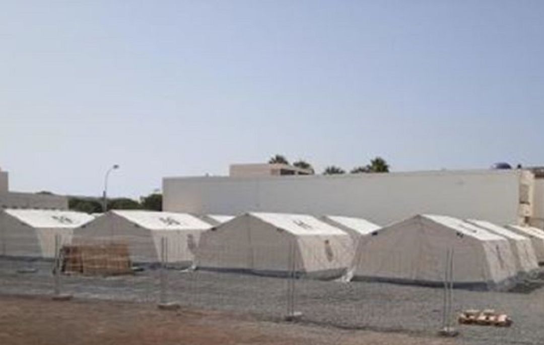 Campamento habilitado junto a la comisaría de la Policía Nacional de Arrecife para su uso como Centro de Acogida Temporal (CATE). Campamento habilitado junto a la comisaría de la Policía Nacional de Arrecife para su uso como Centro de Acogida Temporal (CATE).