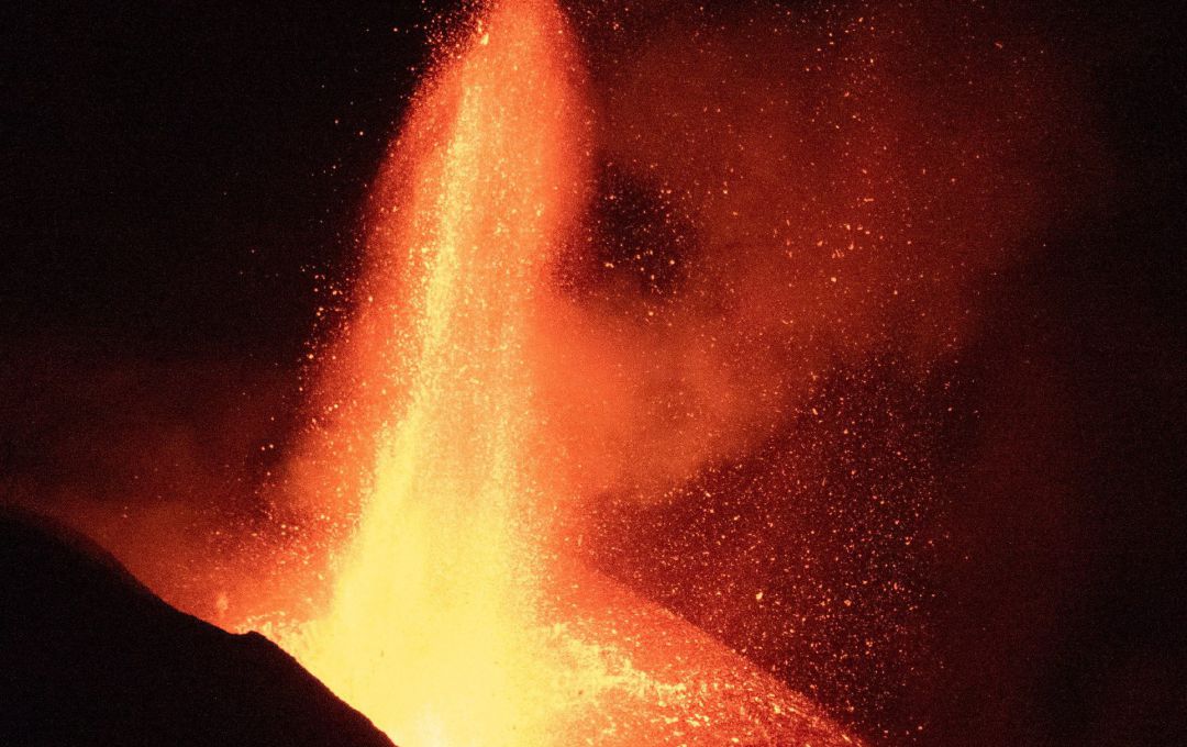 La fuente de lava supera los 600 metros. La fuente de lava supera los 600 metros.