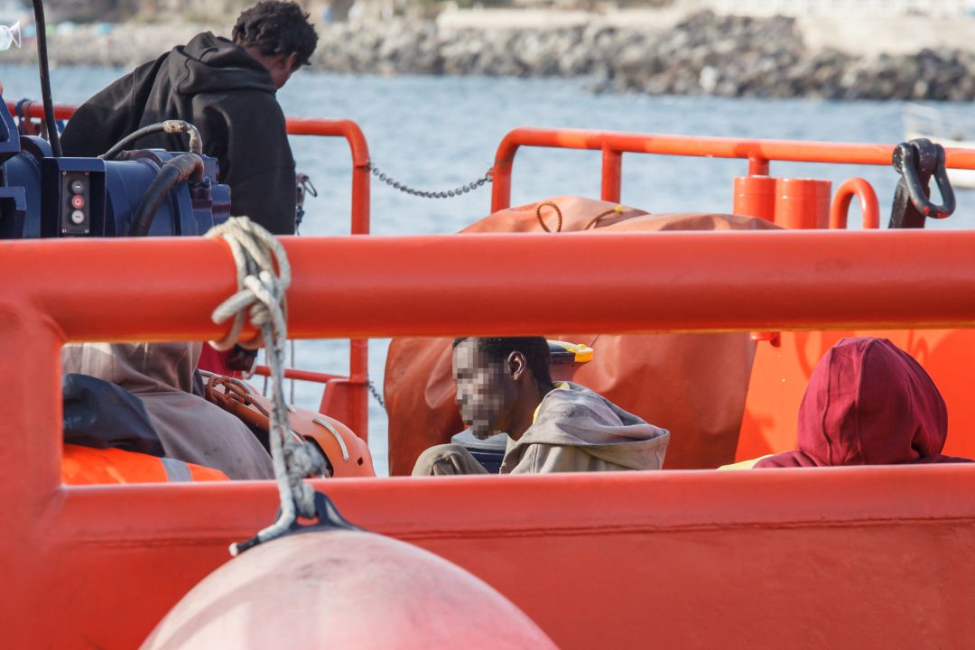 Imagen de archivo de un rescate de migrantes que viajaban en patera en aguas de Canarias Imagen de archivo de un rescate de migrantes que viajaban en patera en aguas de Canarias