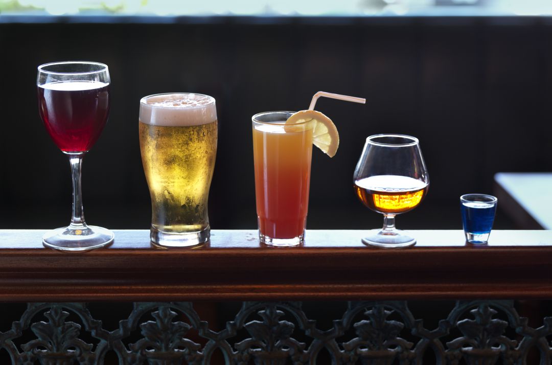 Bebidas con alcohol en una barra. Bebidas con alcohol en una barra.