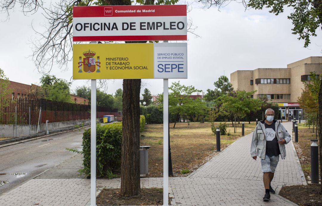 Un hombre. en las inmediaciones de una oficina del SEPE. Un hombre. en las inmediaciones de una oficina del SEPE.