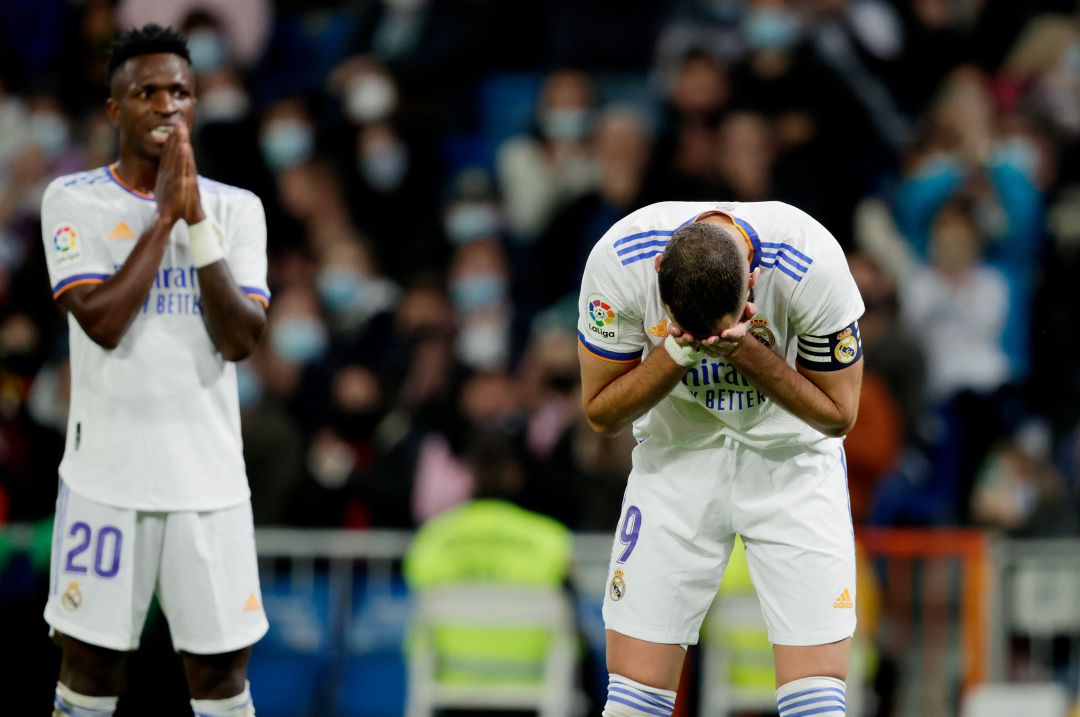 Vinicius y Benzema se lamentan tras una ocasión fallada ante Osasuna Vinicius y Benzema se lamentan tras una ocasión fallada ante Osasuna