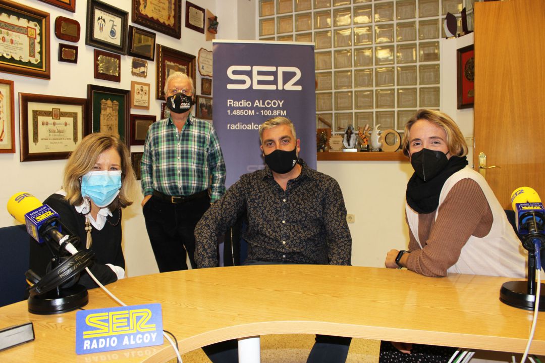 Carmina Aznar, Óscar Martínez y Amparo Casabuena junto a Paco Aznar en el estudio de Radio Alcoy Carmina Aznar, Óscar Martínez y Amparo Casabuena junto a Paco Aznar en el estudio de Radio Alcoy