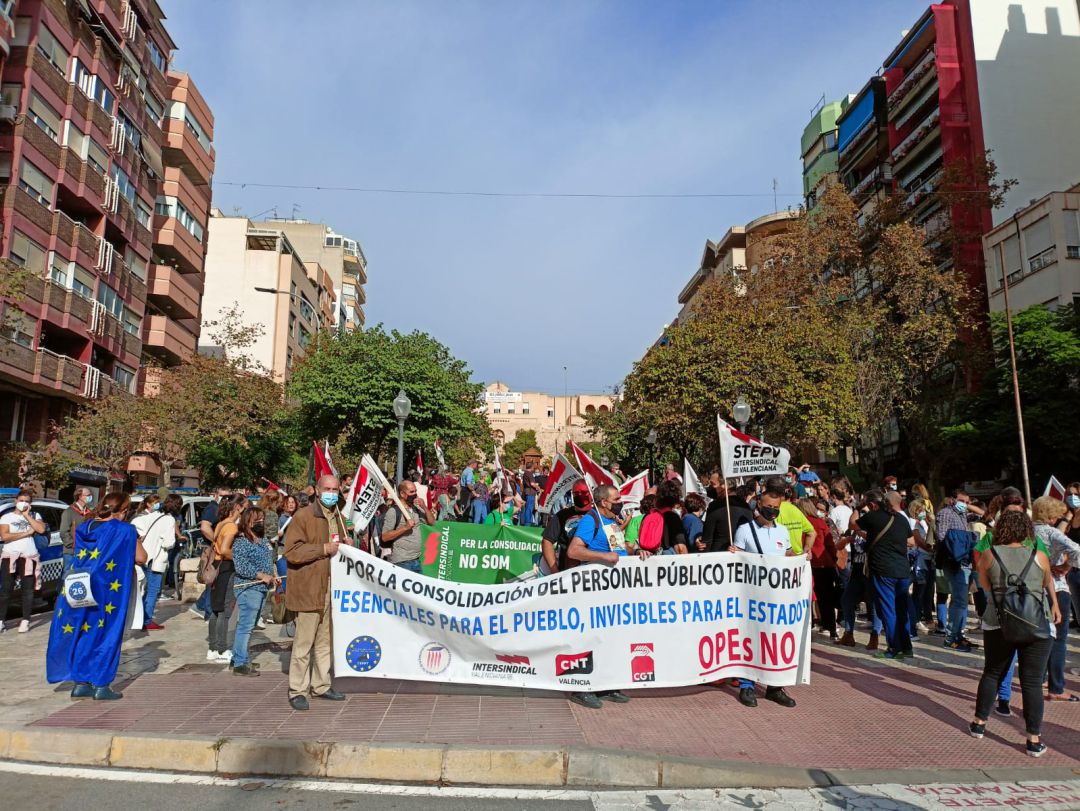 La protesta de interinos en Alicante ha partido a las once desde las escaleras del Instituto Jorge Juan. La protesta de interinos en Alicante ha partido a las once desde las escaleras del Instituto Jorge Juan.