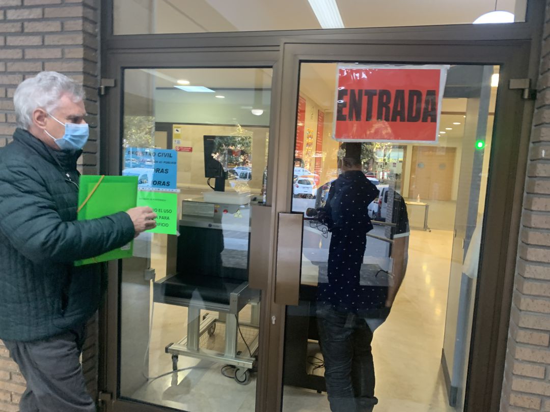 Luis Fernández Canedo a la entrada de los Juzgados de Ponferrada Luis Fernández Canedo a la entrada de los Juzgados de Ponferrada