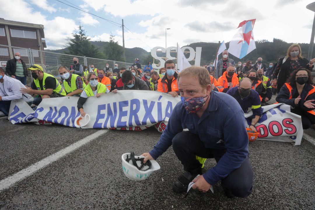 El presidente del Comité de Empresa de Alcoa, José Antonio Zan, durante una manifestación por el futuro industrial de A Mariña, a 17 de octubre de 2021, en Viveiro, Lugo (Galicia). Viveiro acoge este domingo una manifestación convocada por los sindicatos El presidente del Comité de Empresa de Alcoa, José Antonio Zan, durante una manifestación por el futuro industrial de A Mariña, a 17 de octubre de 2021, en Viveiro, Lugo (Galicia). Viveiro acoge este domingo una manifestación convocada por los sindicatos