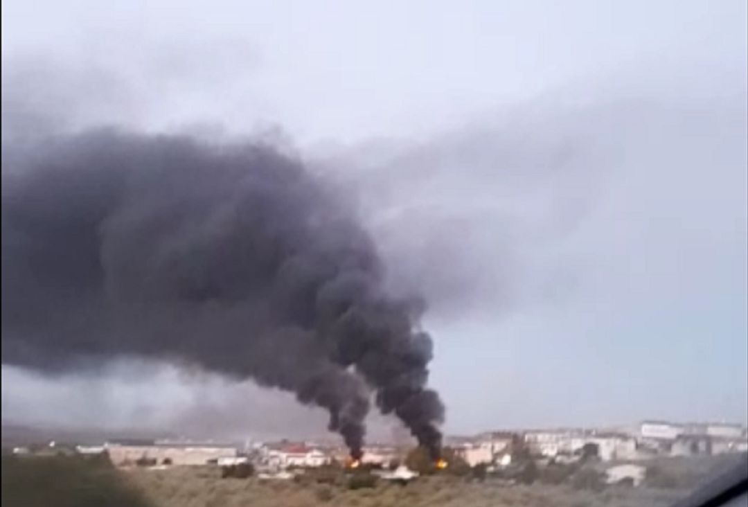 Las llamaradas y el humo del incendio en Torredonjimeno se pueden vislumbrar desde la autovía del olivar Las llamaradas y el humo del incendio en Torredonjimeno se pueden vislumbrar desde la autovía del olivar