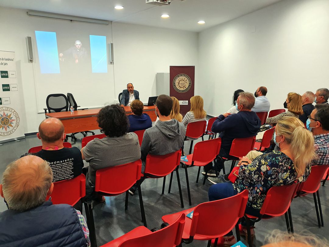 Momento de la conferencia de Antonio Ruiz ante el público asistente Momento de la conferencia de Antonio Ruiz ante el público asistente