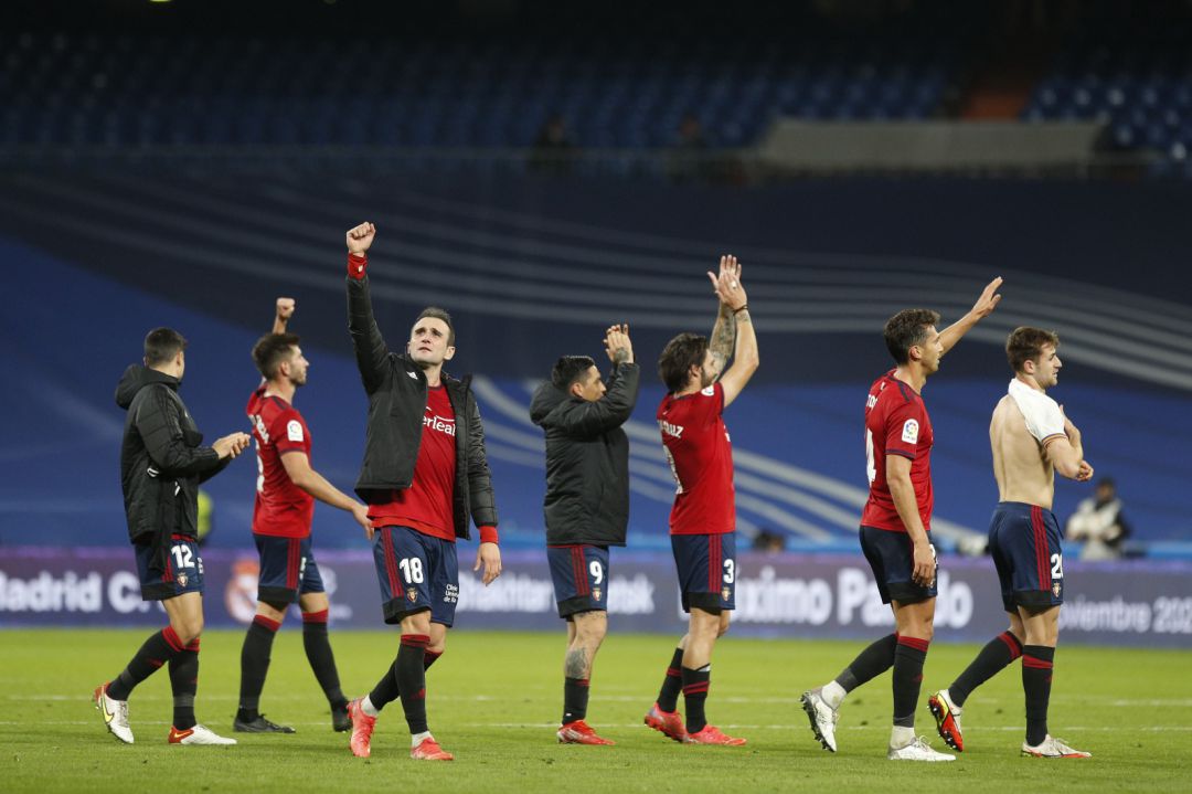 Jugadores de Osasuna saludando a los aficionados rojillos en el Bernabeu Jugadores de Osasuna saludando a los aficionados rojillos en el Bernabeu