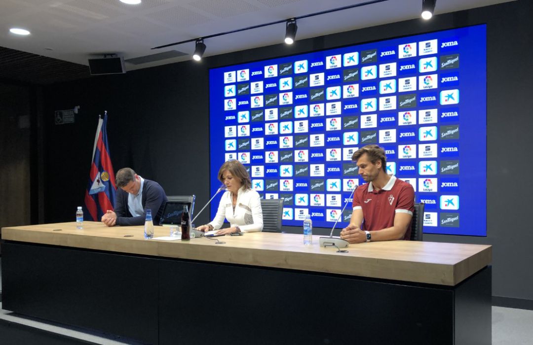 Fernando Llorente es presentado por César Palacios y Amaia Gorostiza en ipurua Fernando Llorente es presentado por César Palacios y Amaia Gorostiza en ipurua