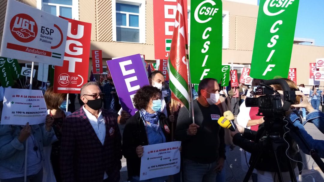 Los sindicatos protestan a las puertas del Hospital San Juan de la Cruz ante la intención de la Junta de prescindir de 8000 sanitarios Los sindicatos protestan a las puertas del Hospital San Juan de la Cruz ante la intención de la Junta de prescindir de 8000 sanitarios
