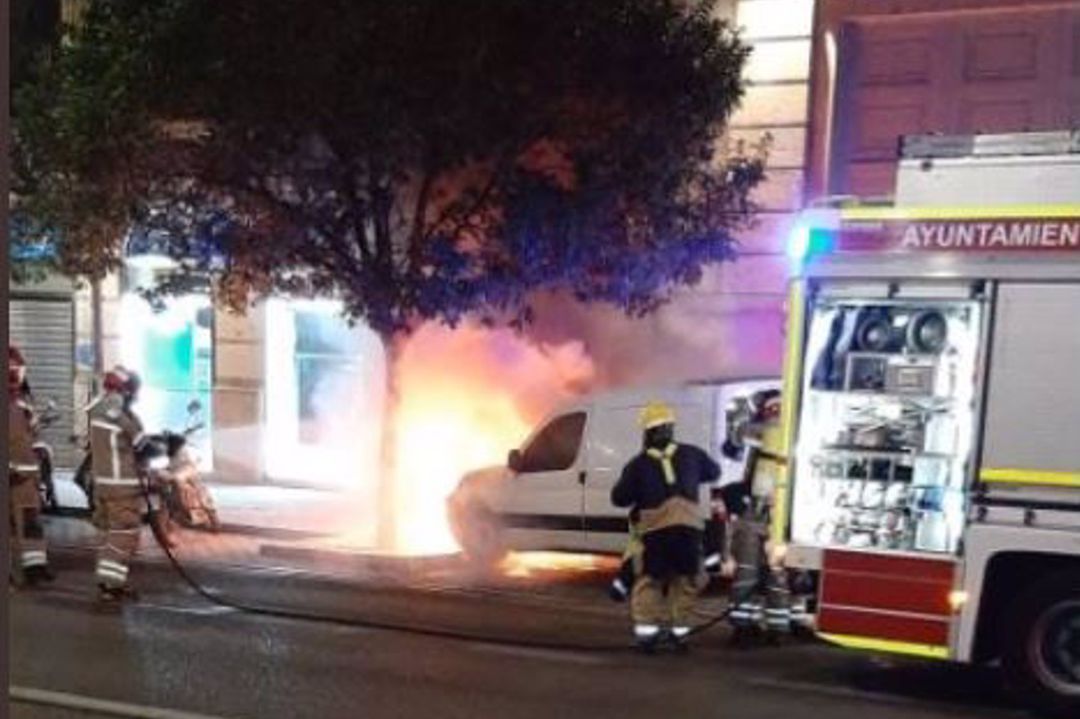 Imagen del vehículo en llamas Imagen del vehículo en llamas