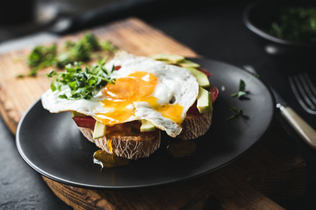 Un huevo y aguacate puede ser un buen desayuno. Un huevo y aguacate puede ser un buen desayuno.
